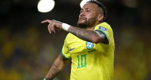 Neymar com a camisa da Seleção, pulando