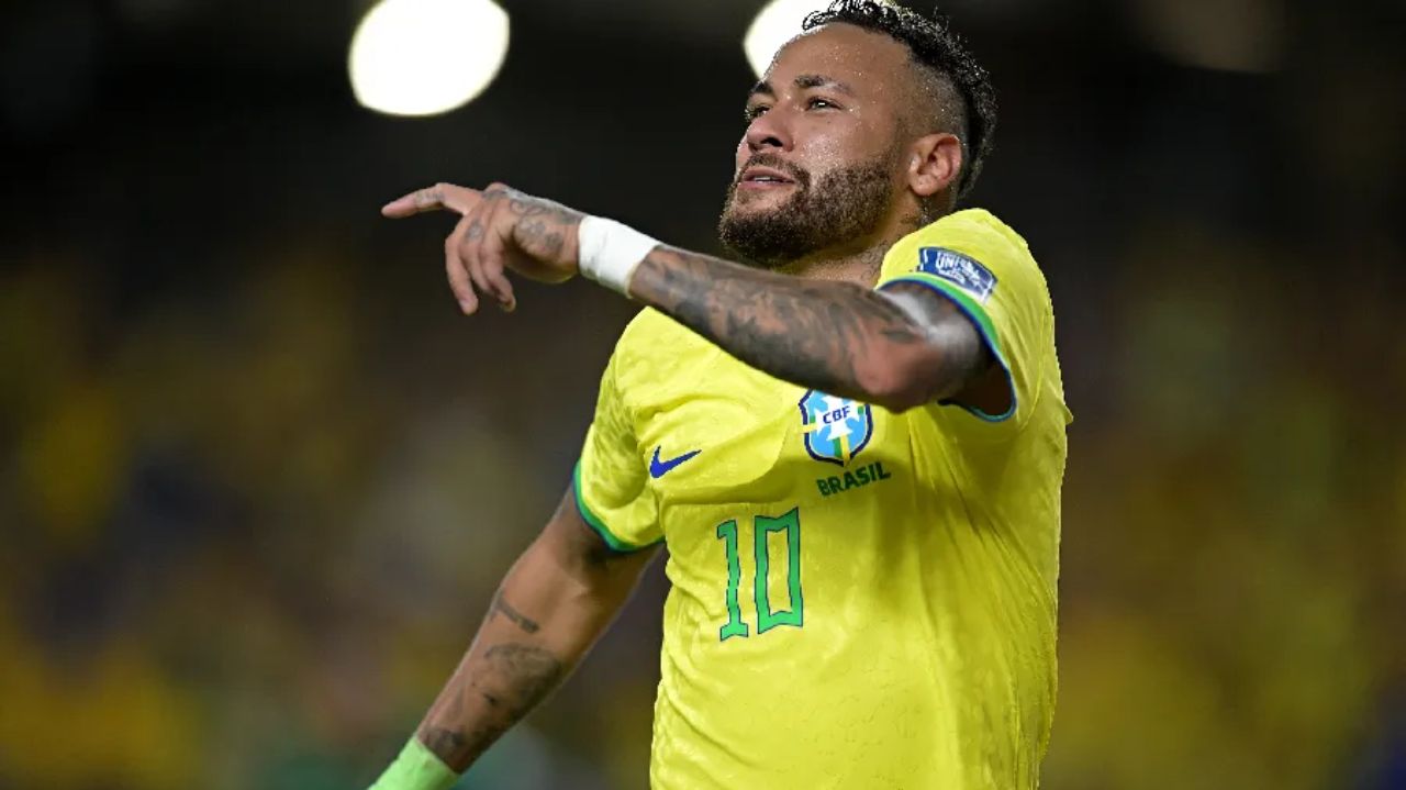 Neymar com a camisa da Seleção, pulando