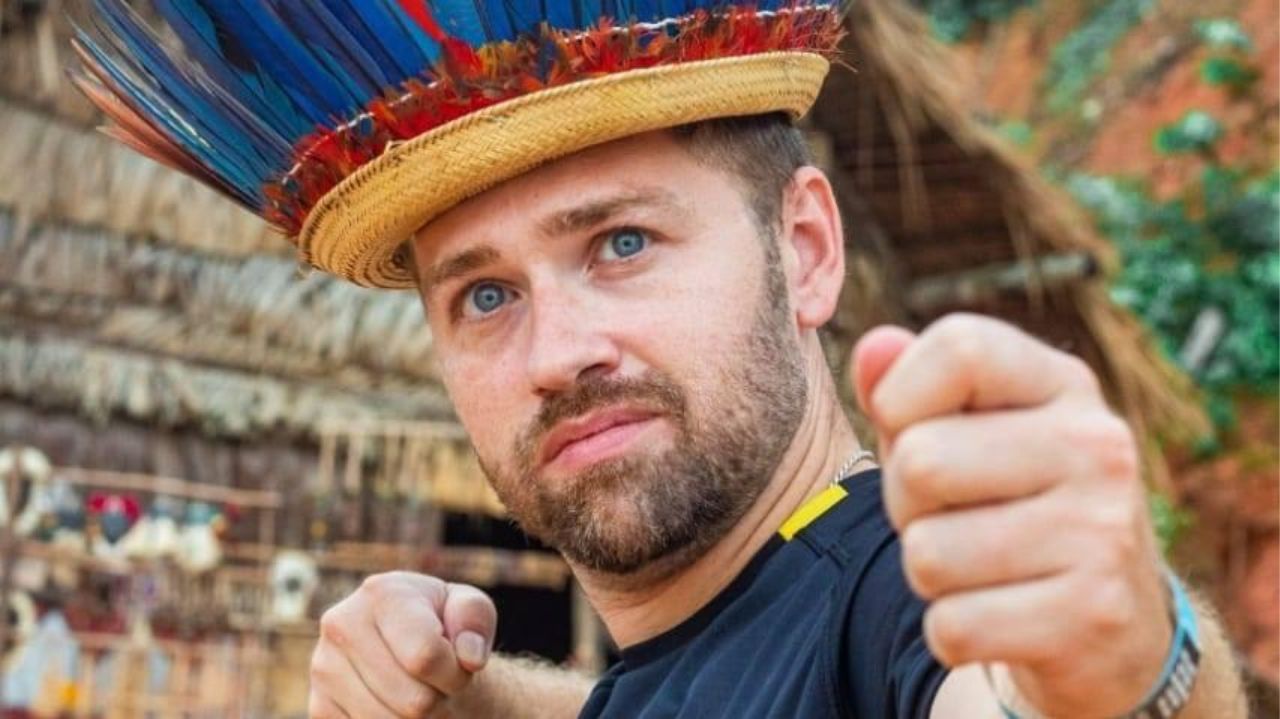 Paul Jason Staehle com cocar colorido e expressão séria