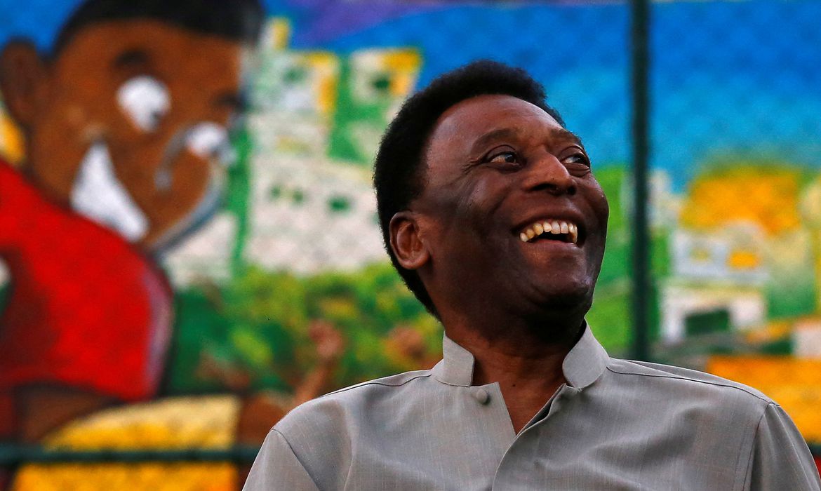 Pelé olhando para o lado e sorrindo