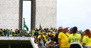 Bolsonaristas em Brasília, de verde e amarelo, em 8 de janeiro