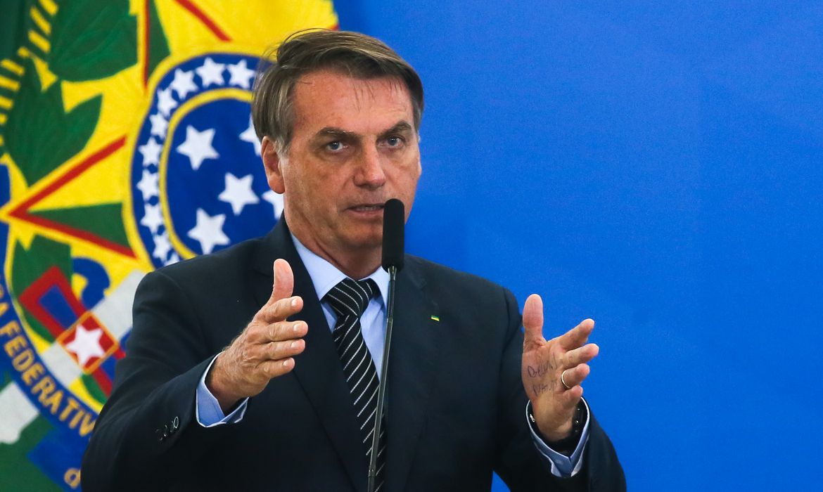 Jair Bolsonaro falando e gesticulando
