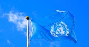 Bandeira da ONU com céu azul de fundo