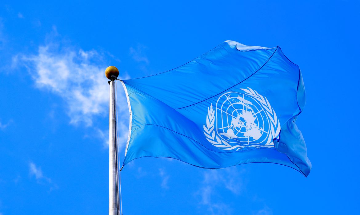 Bandeira da ONU com céu azul de fundo