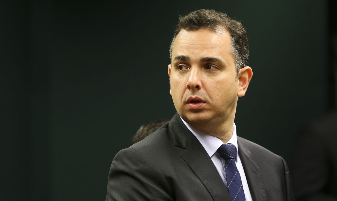 Rodrigo Pacheco olhando para trás com expressão séria