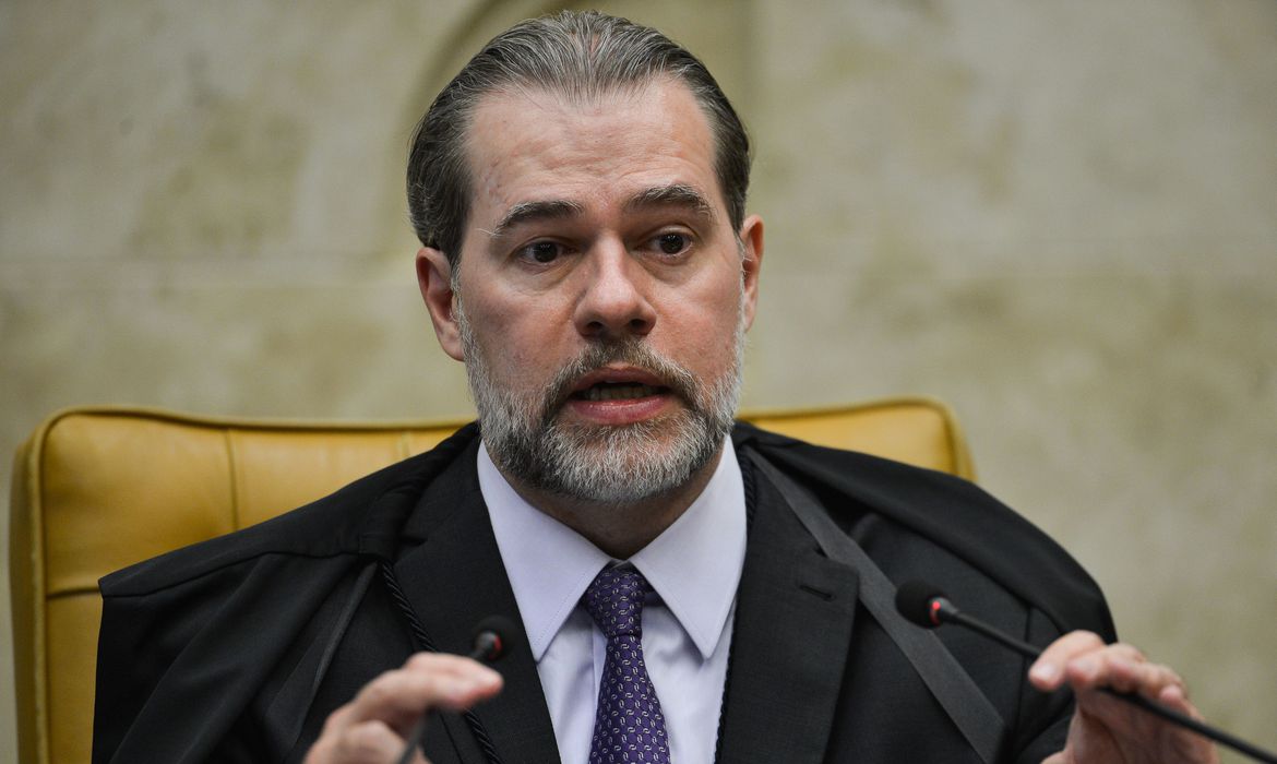 Dias Toffoli falando e gesticulando com expressão séria