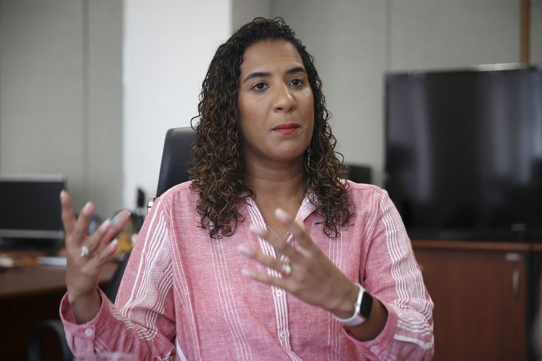 Anielle Franco falando e gesticulando, de roupa rosa