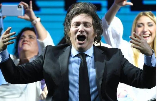 Javier Milei gritando e gesticulando, rodeado de pessoas