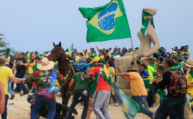 Manifestantes com camisa do Brasil em aglomeração