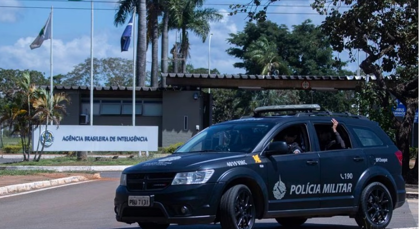 Carro da Polícia Militar na porta da Abin