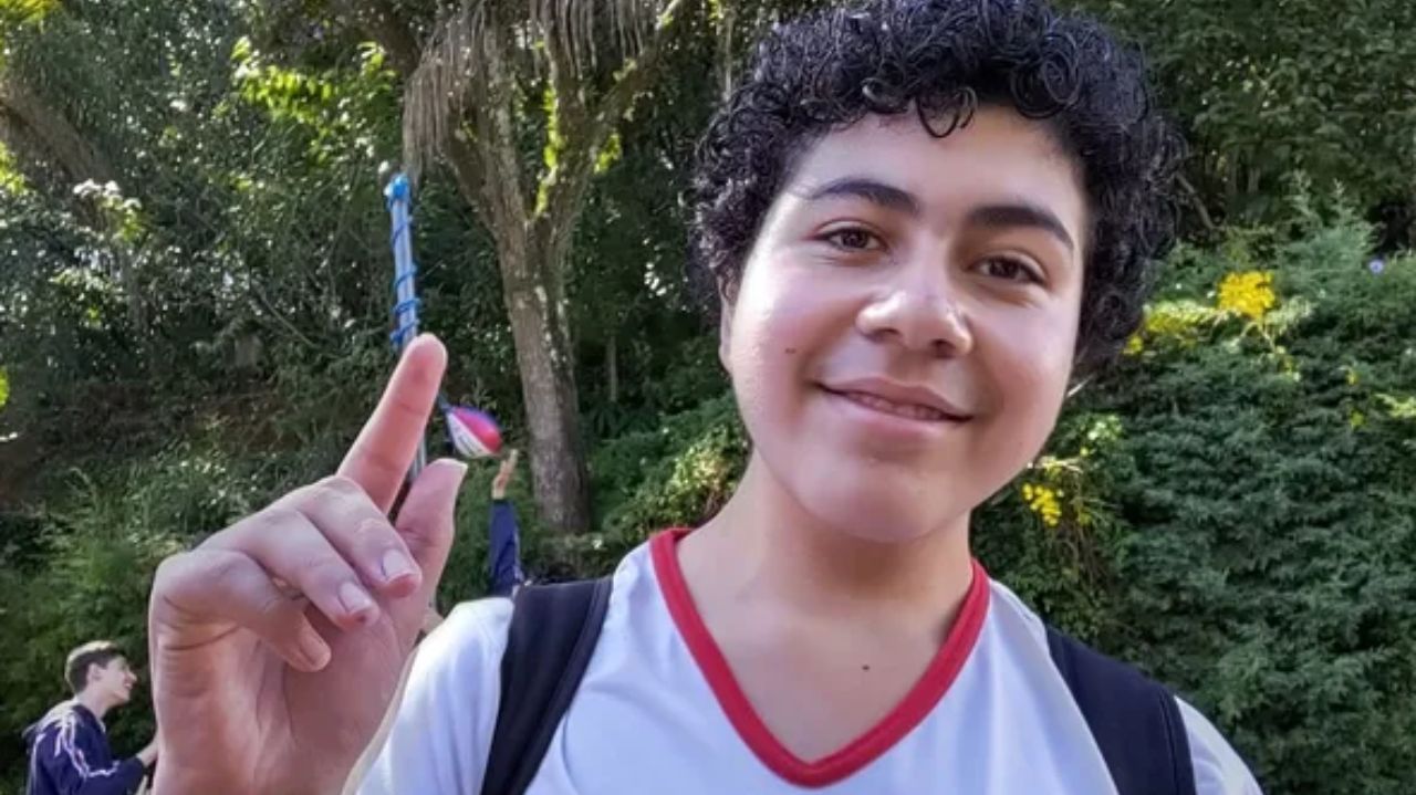 Leonardo Willian da Silva sorrindo e fazendo sinal de paz e amor