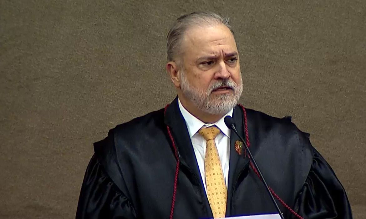 Augusto Aras com expressão de insatisfação, olhando para o lado