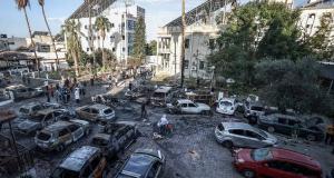 Vista dos arredores do Hospital Batista Al-Ahli após ataque
