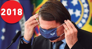 Jair Bolsonaro cobrindo o rosto com máscara azul