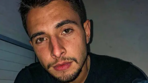 Ranani Glazer olhando pra câmera, com expressão séria