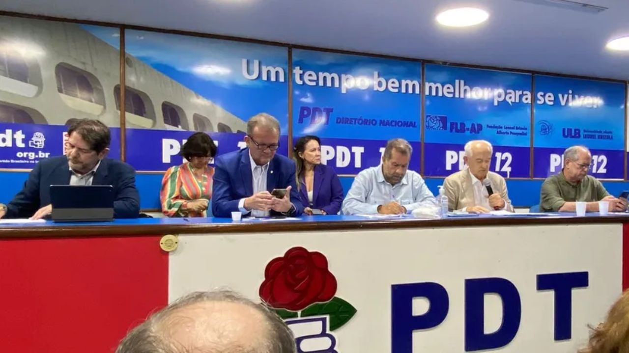 Cid e Ciro Gomes com colegas em encontro do PDT