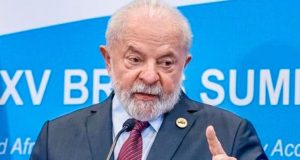 Lula falando e gesticulando, com expressão séria