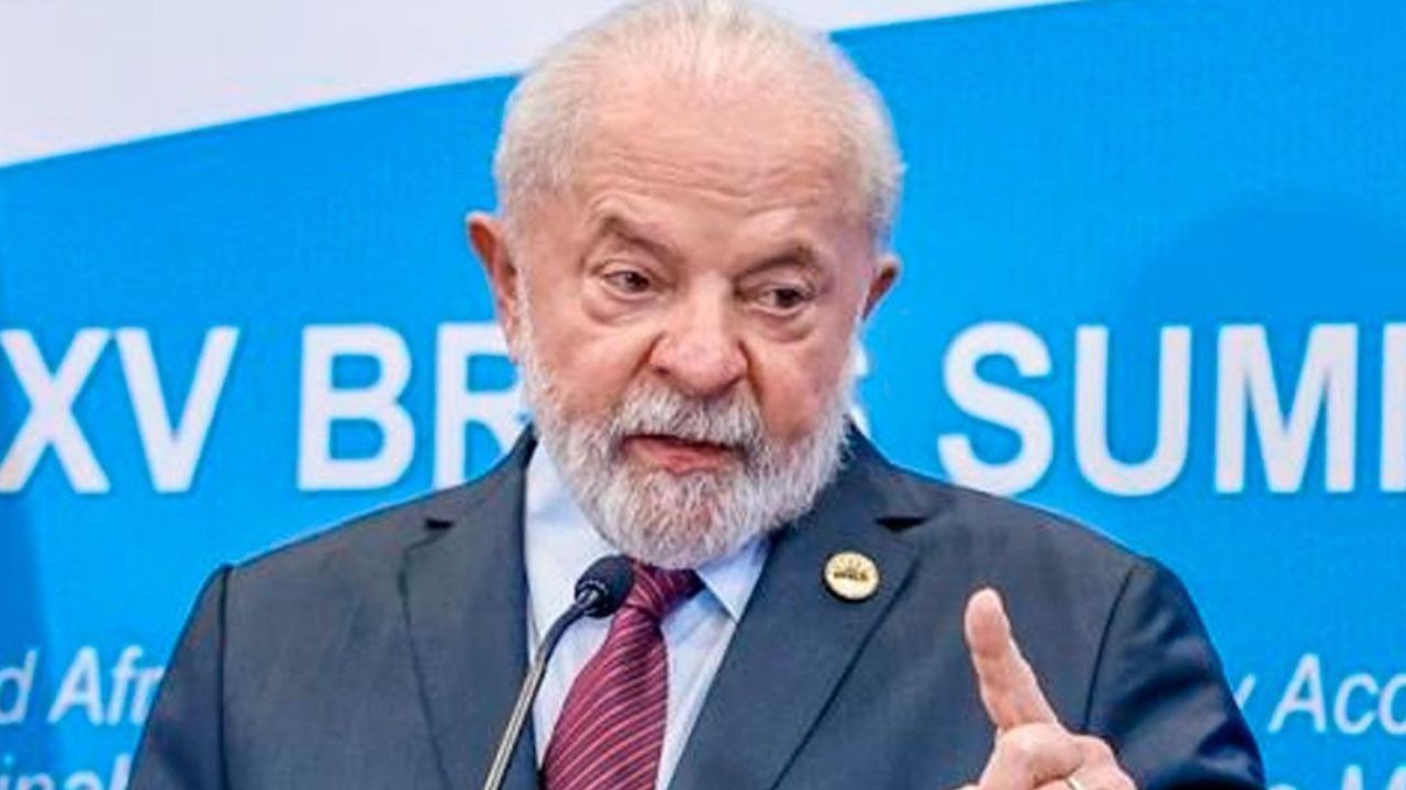 Lula falando e gesticulando, com expressão séria