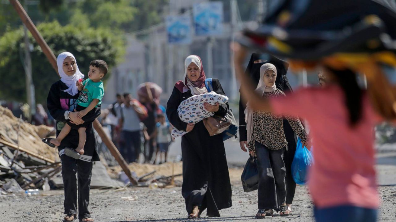Pessoas caminhando em meio aos destroços em Gaza