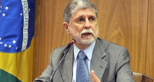 Celso Amorim com expressão de preocupação