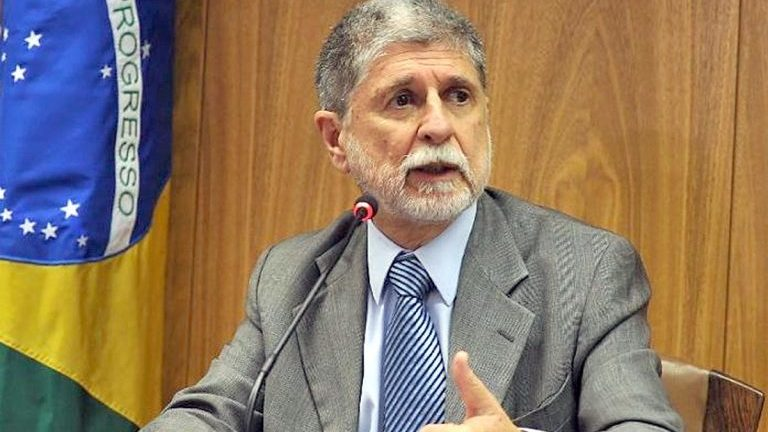 Celso Amorim com expressão de preocupação