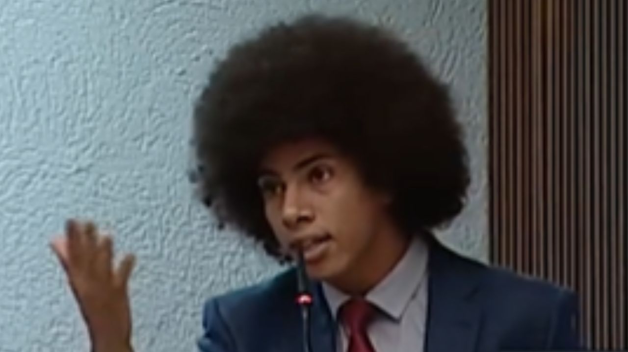 Renato Freitas falando e gesticulando