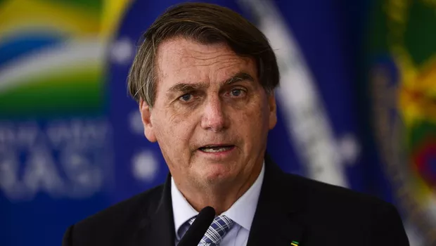Jair Bolsonaro falando, com expressão séria