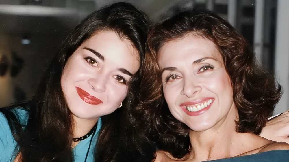 Alexandra Marzo e Betty Faria em foto antiga, com rostos próximos