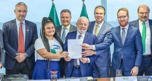 Lula e autoridades posando para foto sorrindo