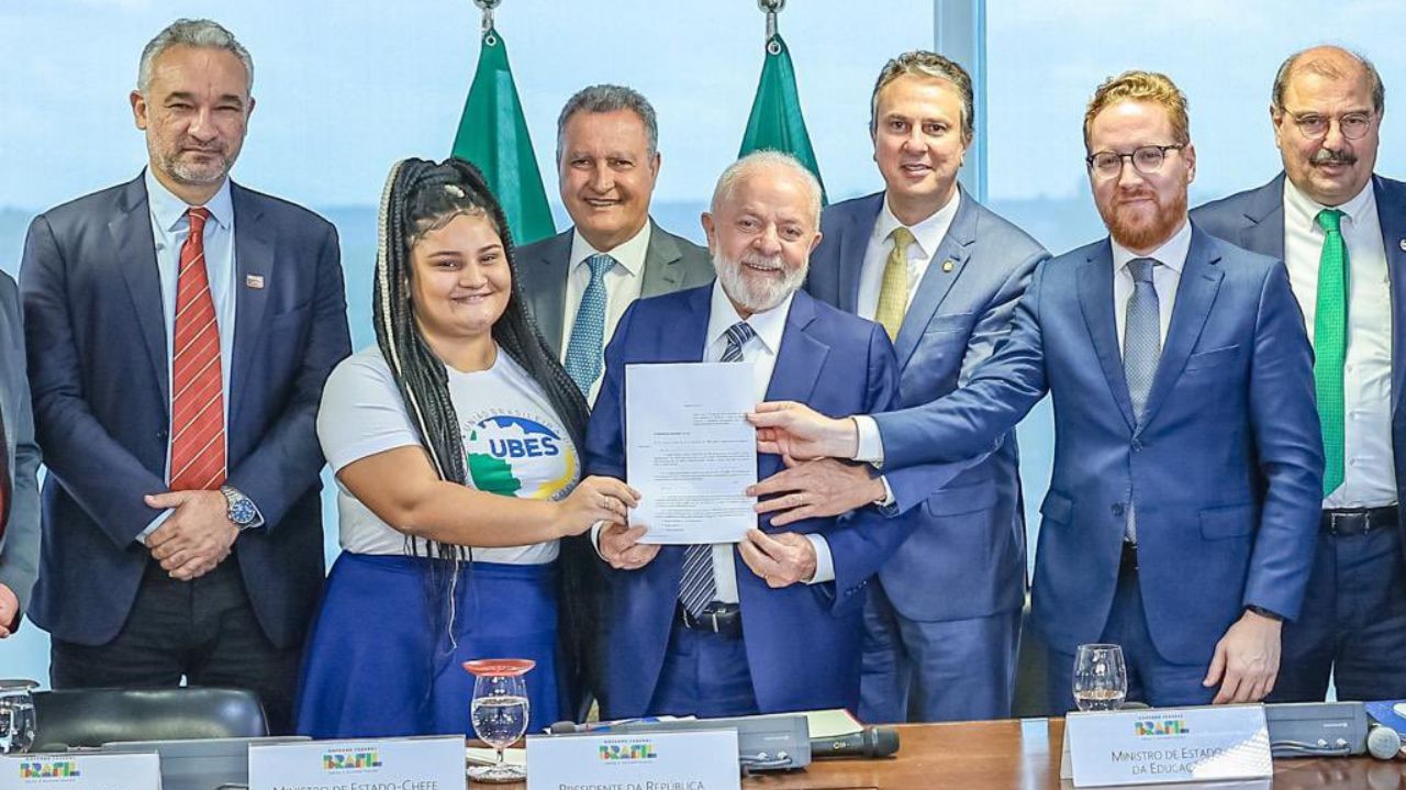 Lula e autoridades posando para foto sorrindo