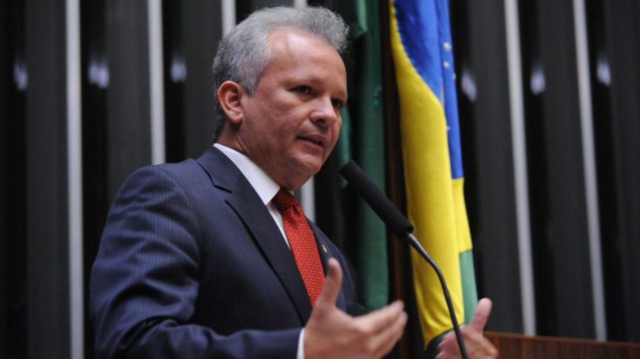 André Figueiredo falando e gesticulando
