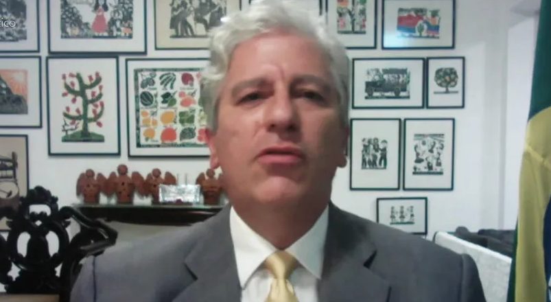 Alessandro Candeas falando para a câmera