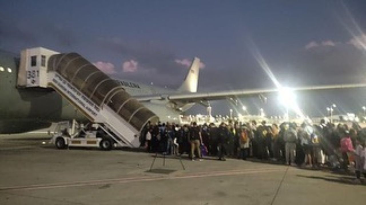 Brasileiros em fila para entrar em avião
