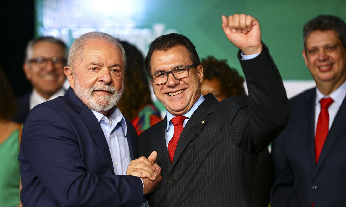 Lula e Luiz Marinho sorrindo em aperto de mãos