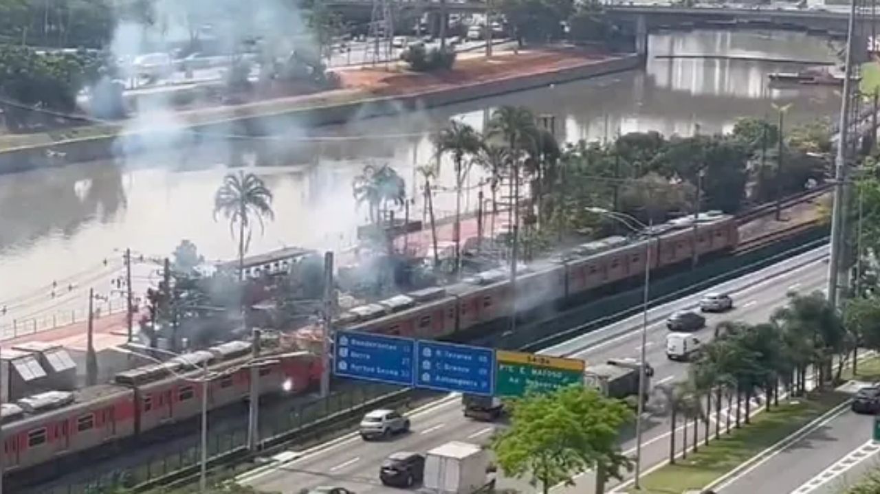 Foto aérea de trem da Linha 9-Esmeralda