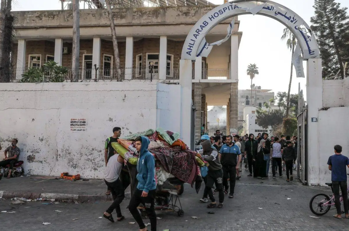 Palestinos retirando itens utilizáveis de hospital após ataque