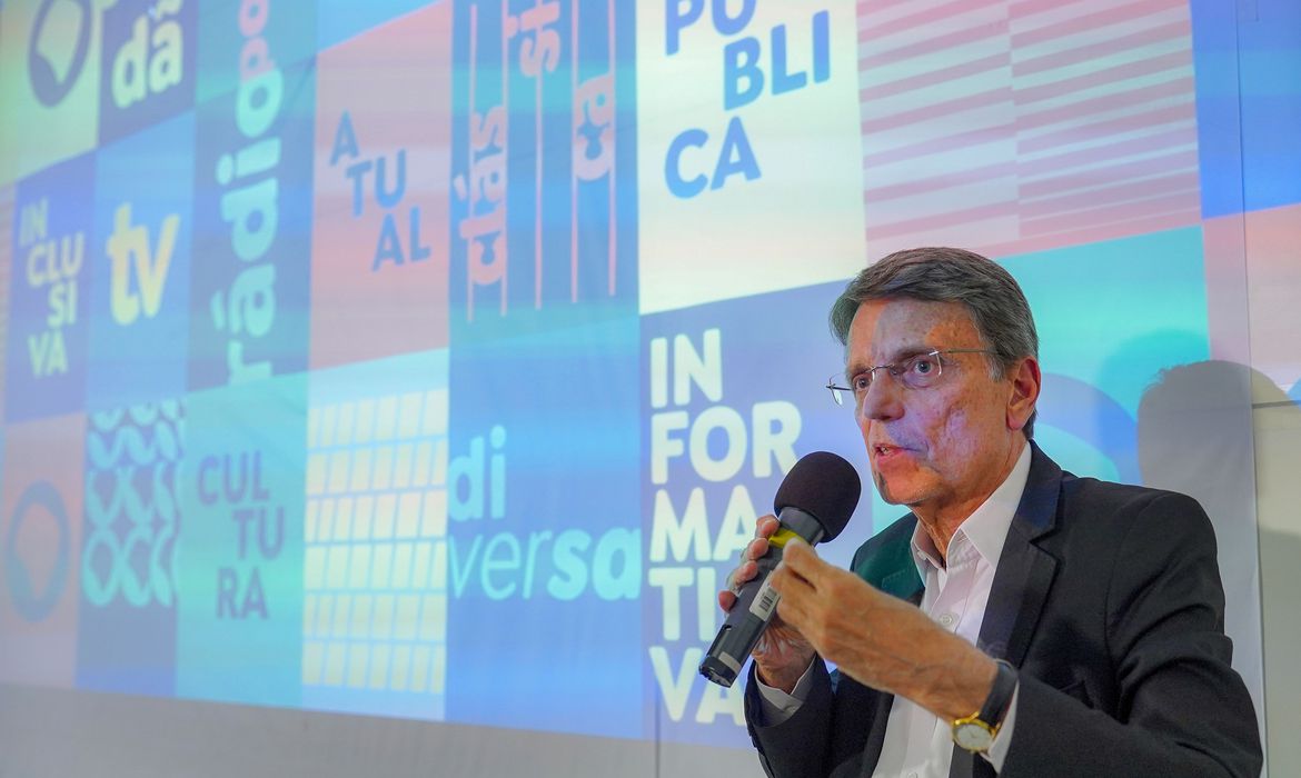 Hélio Doyle falando em microfone