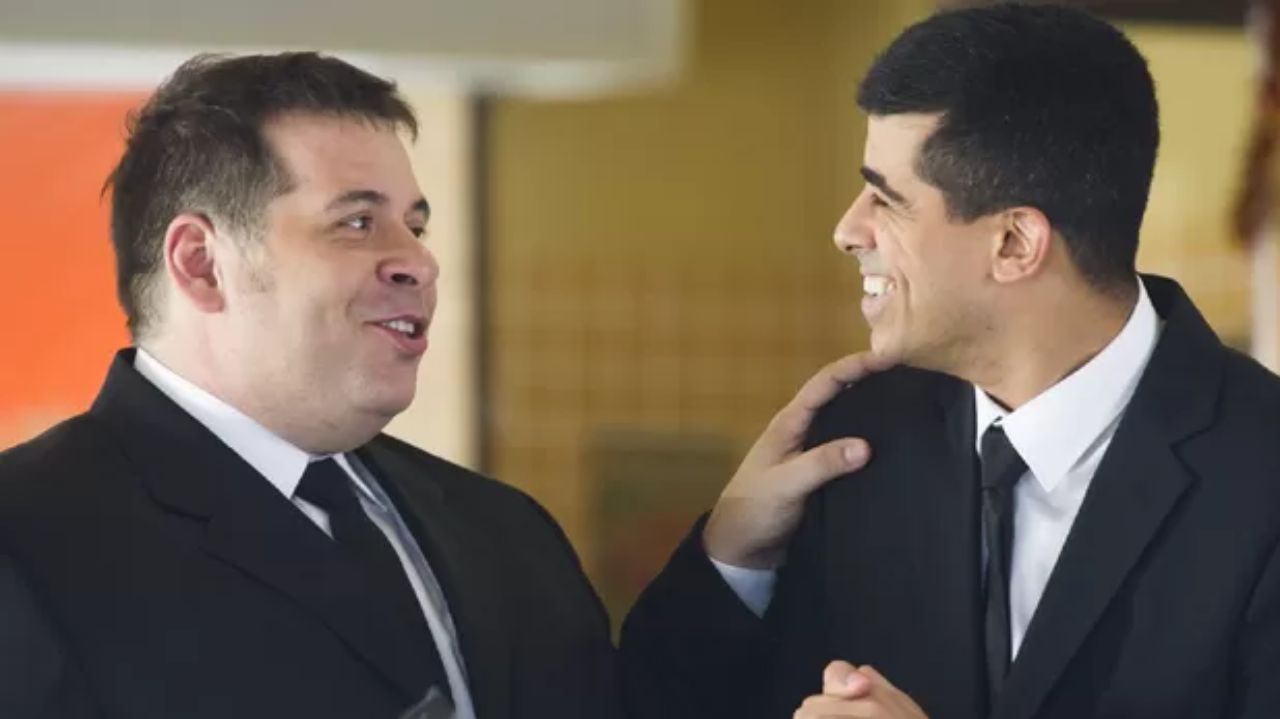Leandro Hassum e Marcius Melhem rindo em foto antiga