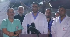 Médicos lado a lado em coletiva de imprensa