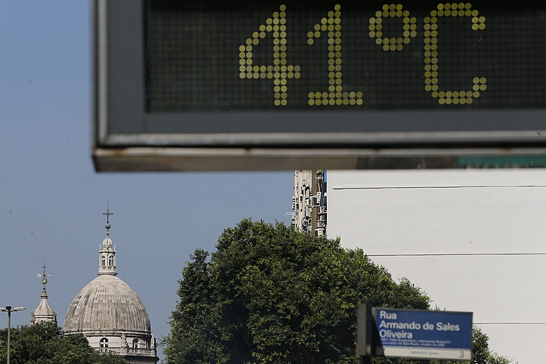 Relógio de rua marcando 41º