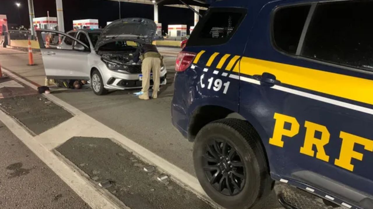 Carro aberto atrás de carro na PRF em rodovia