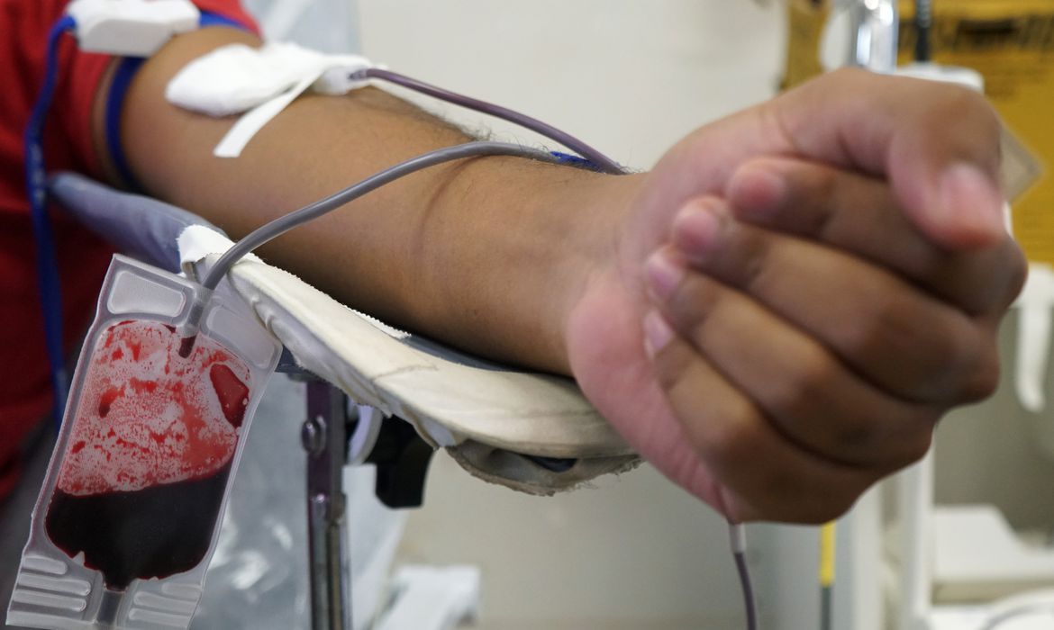 Braço no momento de doação de sangue