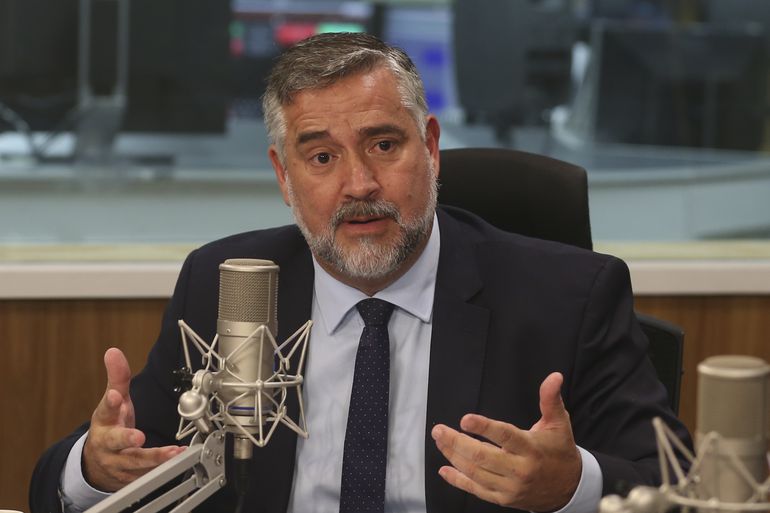 Paulo Pimenta falando em microfone e gesticulando