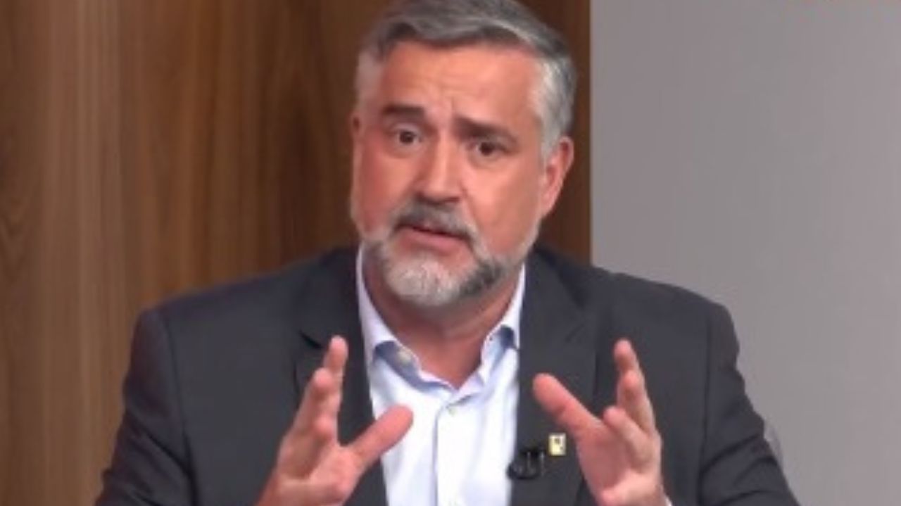 Paulo Pimenta falando e gesticulando para a câmera