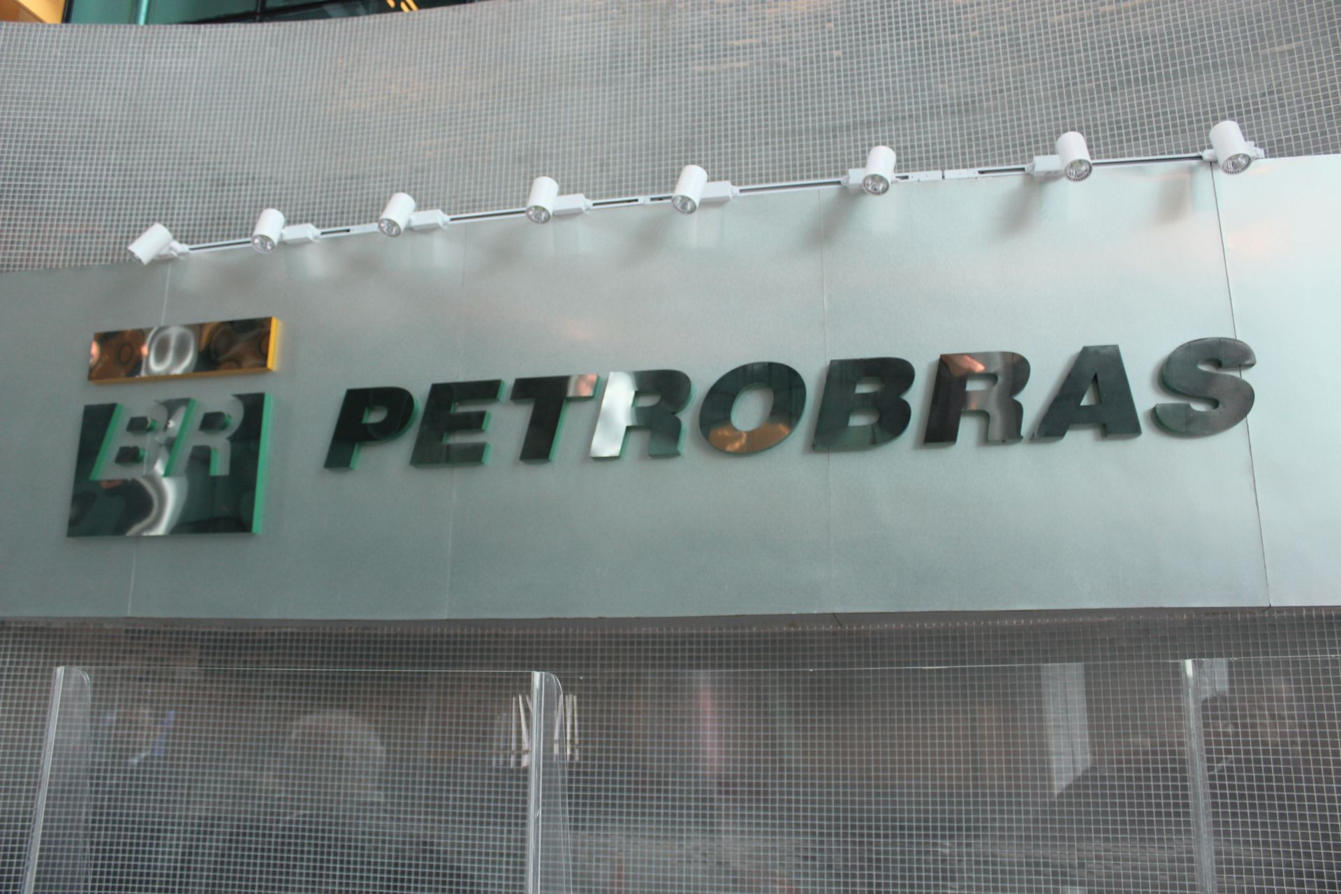 Entrada da sede da Petrobras no Rio de Janeiro. Foto: Pedro Zambarda/DCM