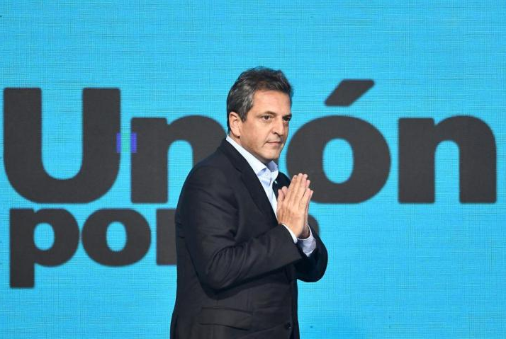Sergio Massa de perfil, fazendo sinal de agradecimento