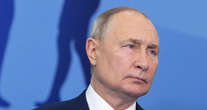 Vladimir Putin com expressão séria