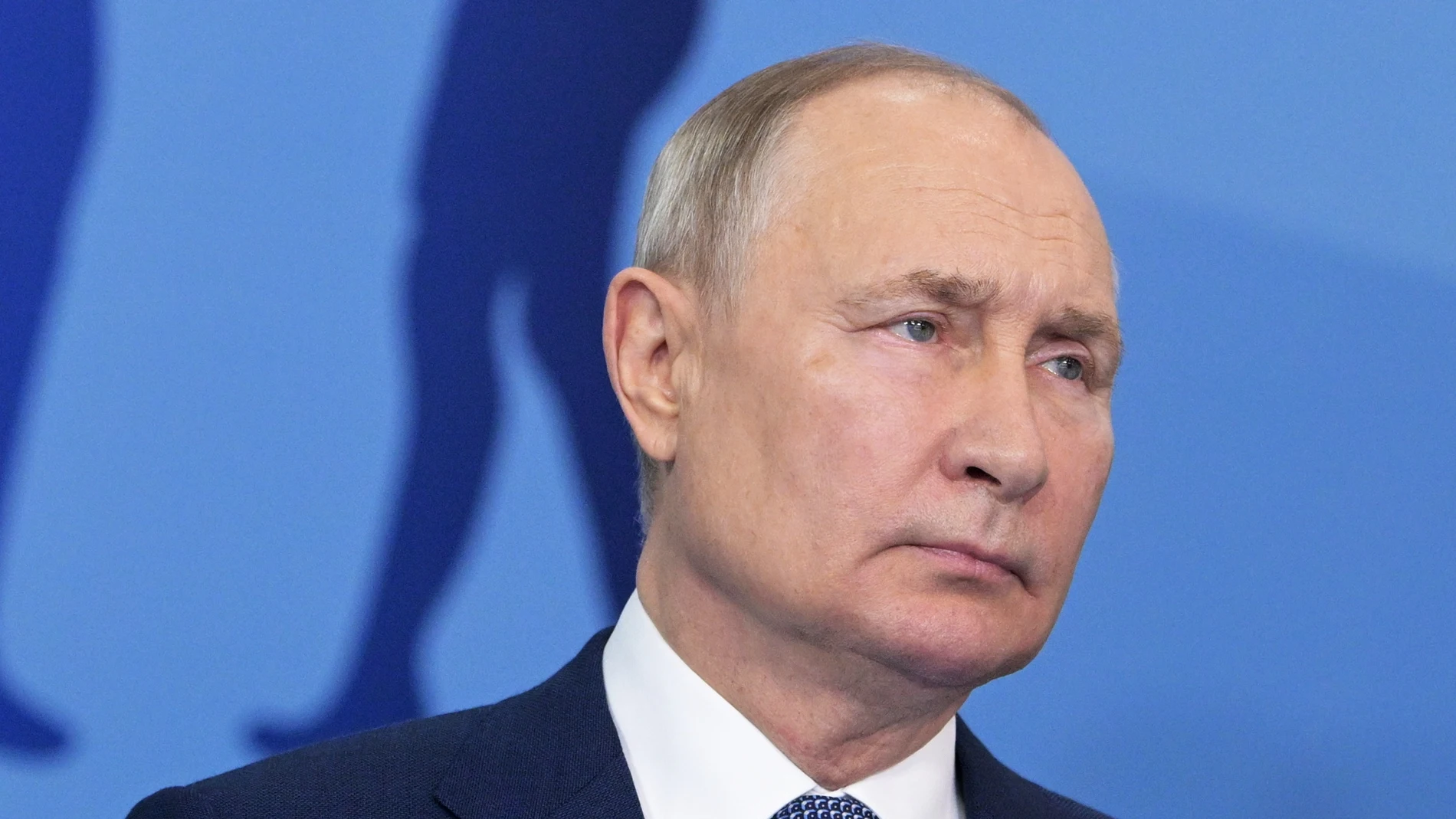 Vladimir Putin com expressão séria