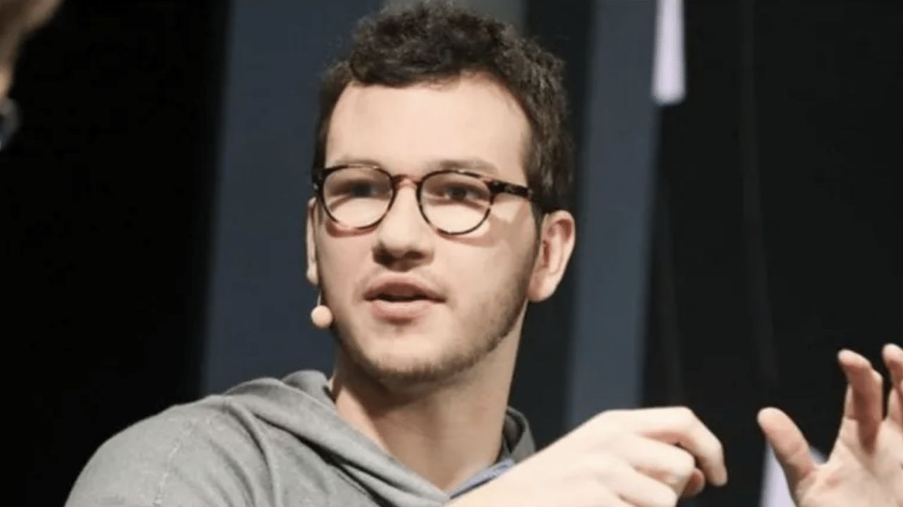 Henrique Dubugras falando e gesticulando