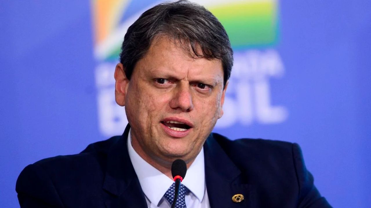 Tarcísio de Freitas falando, com expressão séria